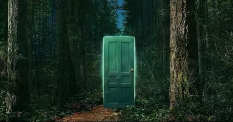 Если вам понравился фильм Наследие, то новая хоррор-сериал на Netflix с возвращением культовой иконы просто обязан стать следующим в вашем списке.